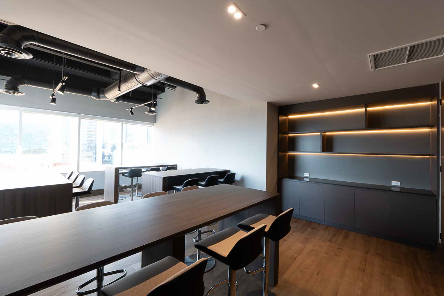Equipamiento y mobiliario · Trabajo realizado por DELMA